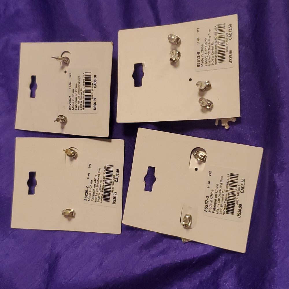 4 pack 5 pairs! Claire's Christmas earrings lot santa wreath reindeer holiday - Picture 6 of 6